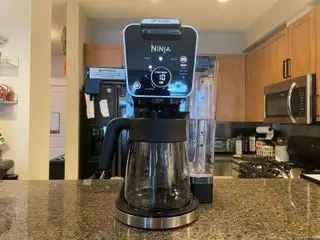 Gros plan d'une dosette de café dans la cafetière Ninja DualBrew Pro
