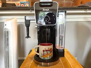 Un exemple des quatre types de café que vous pouvez préparer dans le Ninja DualBrew Pro, avec le DualBreew Pro en arrière-plan