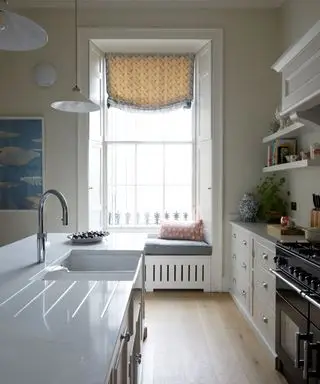 kjøkken med gasskomfyr og komfyr