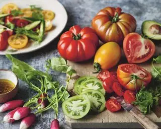 Tomates sur une planche à découper en bois