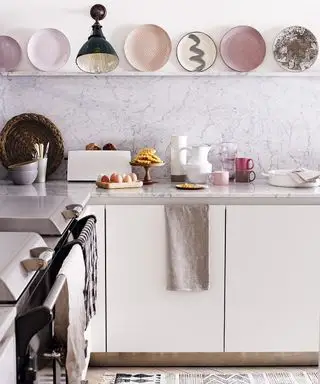 Photos de cuisines montrant un agencement blanc et rose pastel avec des assiettes exposées sur une étagère ouverte.