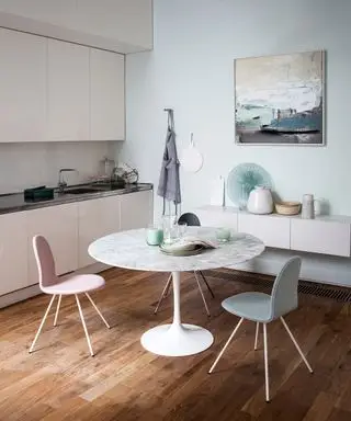 Photos de cuisines avec parquet, table à manger ronde et chaises aux couleurs pastel.