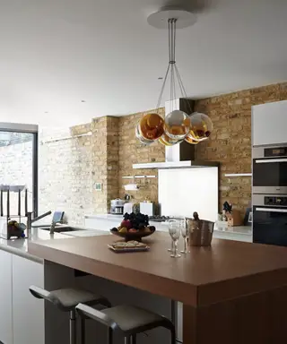 Un garde-manger gris avec des idées d'éclairage de cuisine downlighting sur les étagères à l'intérieur.