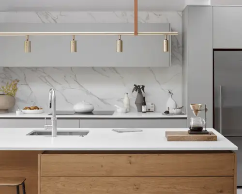 Idées d'éclairage de cuisine avec des suspensions noires dans une cuisine d'appartement en chêne blanc et clair