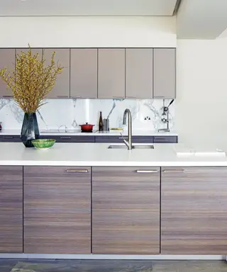 Idées d'éclairage de cuisine avec des suspensions sur un îlot bleu.