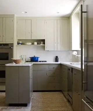 Petites idées de cuisine grises en forme de U avec tapis en jute et éclairage encastré.