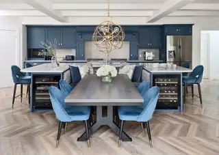 Cuisine avec îlot de cuisine en forme de U