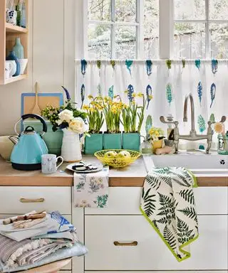 Rideau de cuisine dans la cuisine du chalet