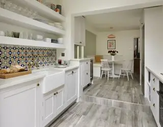 Cuisine tonnelle avec petit coin repas