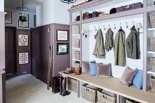 Concevoir un vestiaire pour incorporer d'élégants lambris violet foncé et des coussins en velours