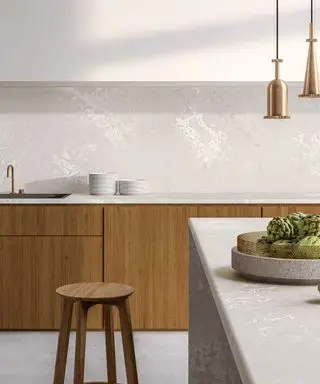 Dosseret de cuisine en quartz et armoire en bois