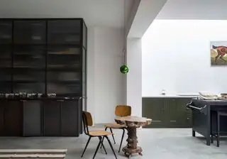 Cocina moderna con gabinetes combinados.