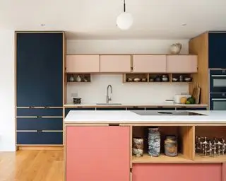 믹스 앤 매치 주방 수납장 아이디어 – 주방을 밝고 넓고 대담하게 만드는 10가지 방법