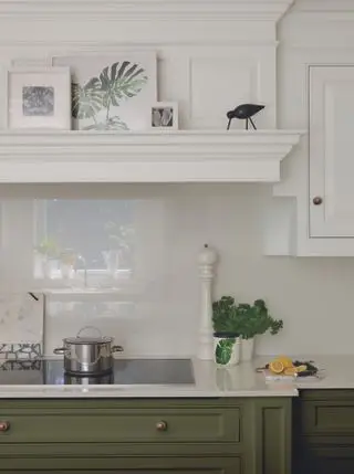 Cuisine vert olive et blanche de Tom Howley avec dosseret en verre blanc