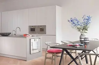 Armoires murales de cuisine blanches simples et îlot de cuisine