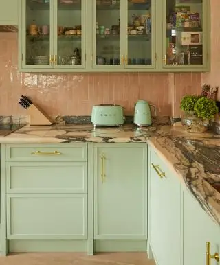 מטבח ירוק ואפרסק