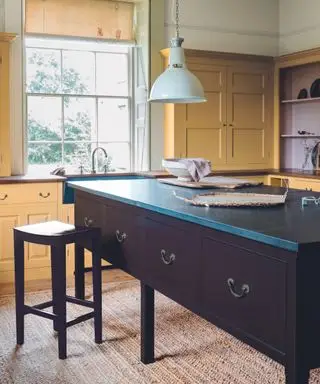 9 tendances dépassées en matière d'armoires de cuisine que les designers d'intérieur veulent que vous laissiez derrière vous en 2024