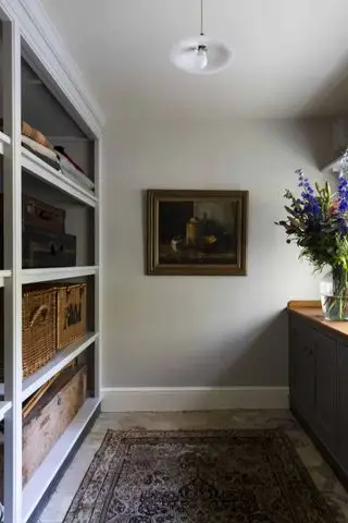 Graue Wände und eingebauter Regalschrank