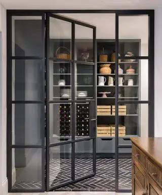 Speisekammer-Ideen – Speisekammer mit Türen im Crittall-Stil