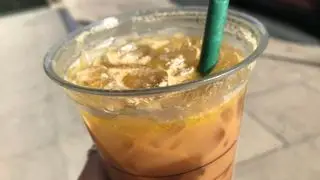 Así es como se ve el café con aceite de oliva desde un lado: una capa aceitosa encima del café