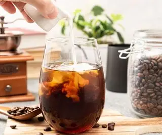 Café frío en una encimera con leche vertida