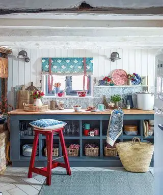 Idées de cuisine grises avec étagères ouvertes et vaisselle