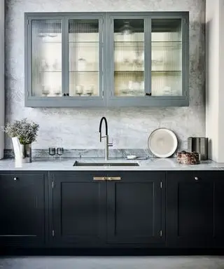 Cuisine grise avec plan de travail et armoire gris