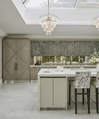 Idées de cuisine grises avec des unités grises à grain de bois