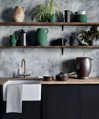 Idées de cuisine grise avec mur effet plâtre gris