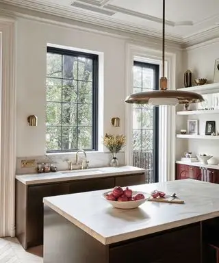 Cuisine noire avec finition brillante et comptoirs en marbre, suspension spectaculaire