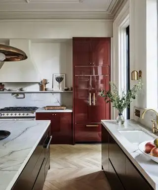 cuisine rouge brillant avec armoires shaker et îlot noir brillant