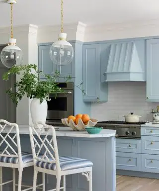 מטבח מודרני עם ארונות בצבע כחול בהיר
