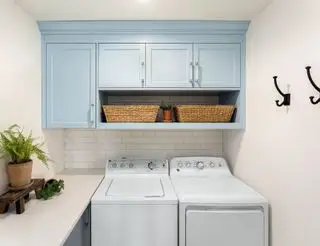 malá prádelna s háčky