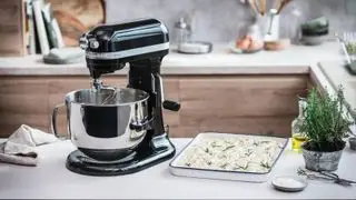 Batteur sur socle KitchenAid noir sur comptoir