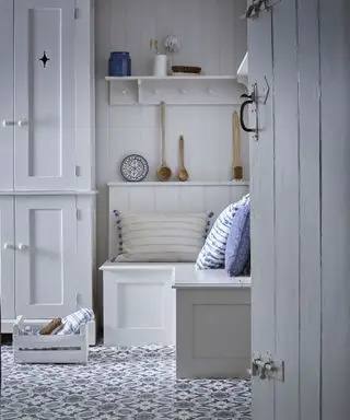 Idee per la lavanderia con una seduta ad angolo e pavimento in vinile a mosaico blu