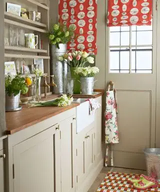 Organizzazione lavanderia con mobile contenitore a parete