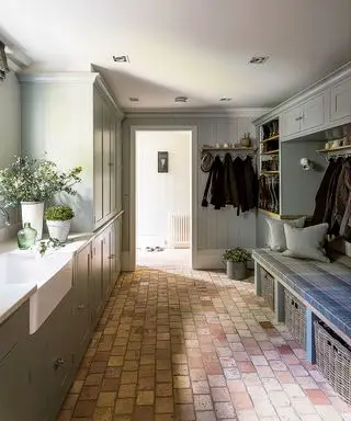 Organizzazione lavanderia con pavimentazione in pietra