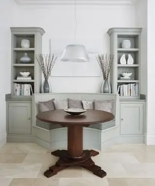 Kuchyňa navrhnutá interiérovým dizajnérom Tomom Howleym s policou, stolom a dlaždicami