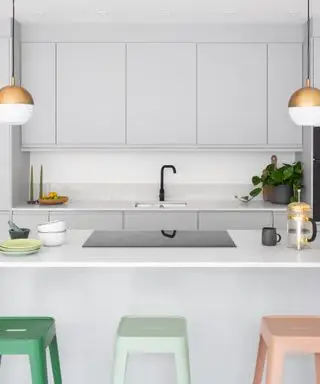 מטבח מודרני אפור עם משטחים לבנים