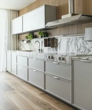 10 cocinas en gris claro que demuestran que el gris está regresando en su forma más pálida