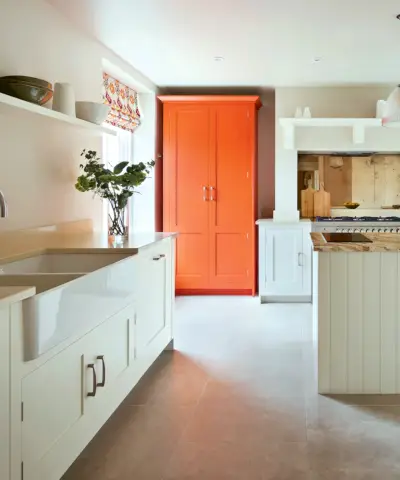 Cuisine autoportante avec armoires peintes