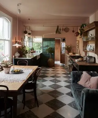 cucina devol con pavimento in piastrelle a quadri e divano