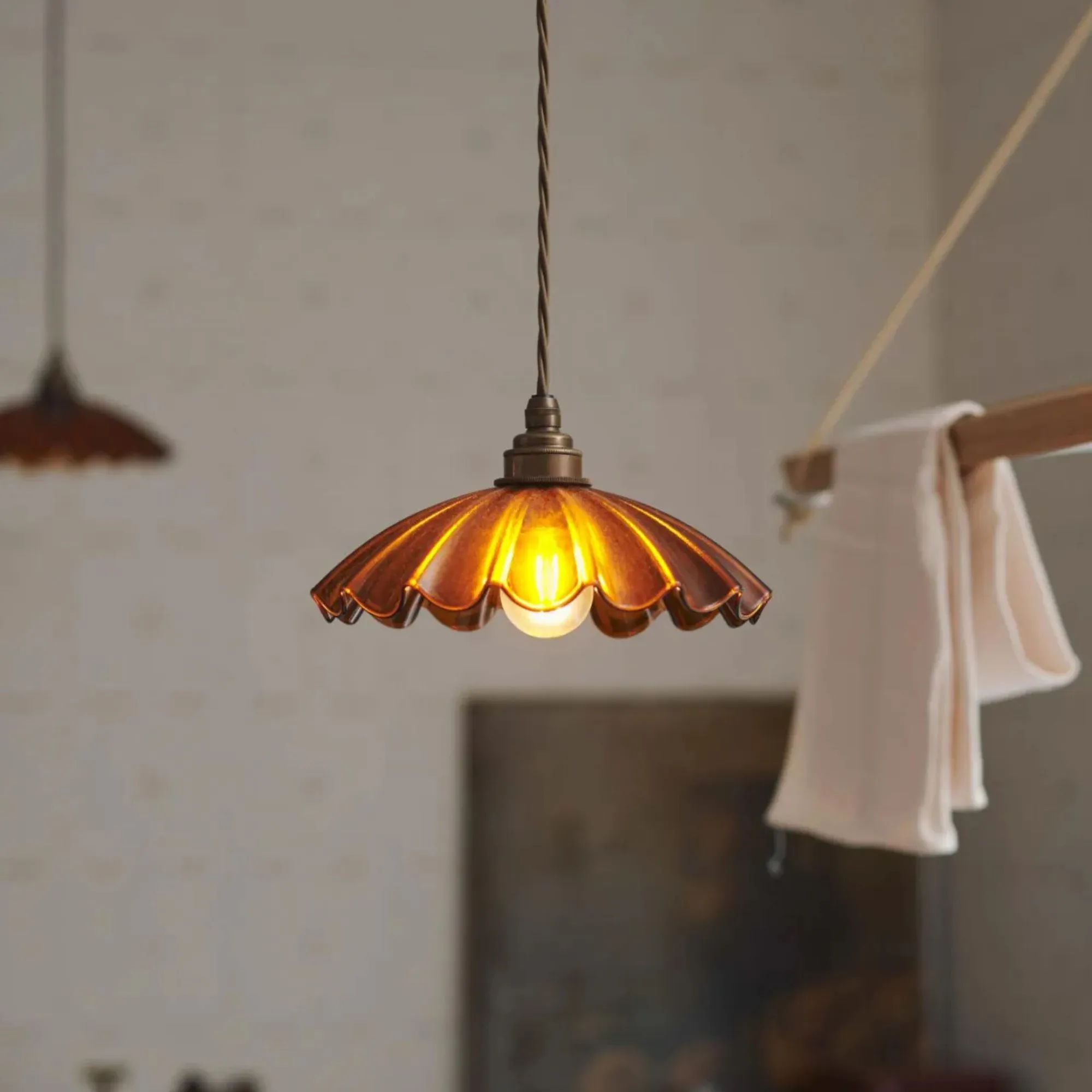 주름 장식이 달린 호박색 빛' loading='lazy' title=