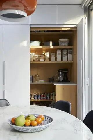 オープンパントリー食器棚の中に収納ラベルが付いている