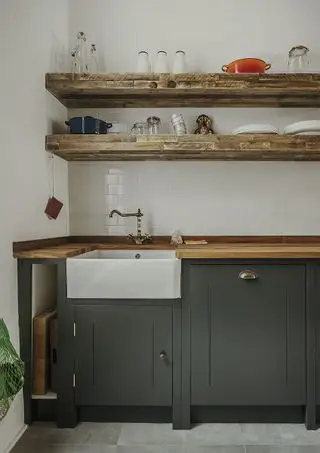 バトラーシンク付きの小さなトランクルーム