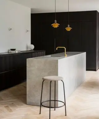 Cocina estilo japonés con isla y encimera de hormigón.