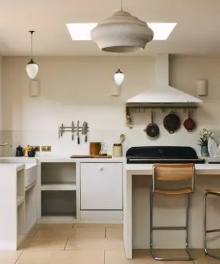 Cocina neutra japonesa con múltiples accesorios de iluminación.