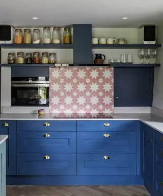 רעיון backsplash למטבחים עם ארונות כחולים ואריחים ורודים