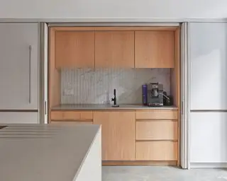 רעיונות גב למטבח משיש מחורצים מוקפים בארונות מטבח מעץ במטבח לבן