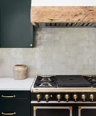 רעיון backsplash למטבחים עם אריחי זליג לבנים וארונות ירוקים
